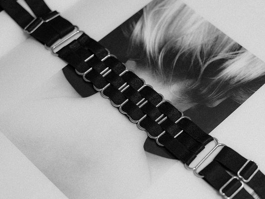 Choker Necklaces vs. Collars: Understanding the Difference and How to Style Each